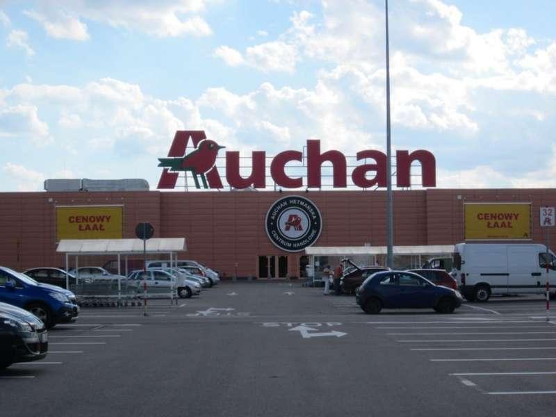 Hipermarket a dyskont - czym się różni Auchan od Biedronki
