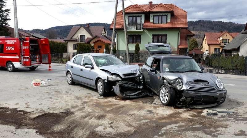 Zderzenie dwóch pojazdów na DW957 w Białce