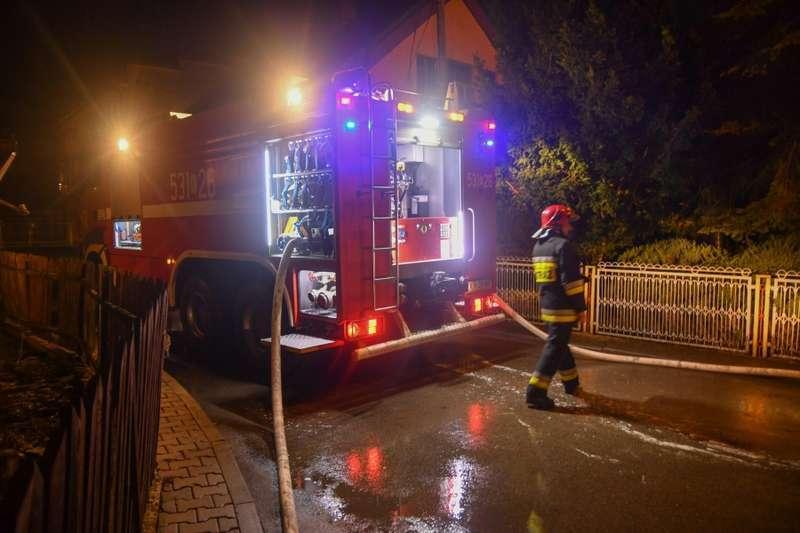 Zembrzyce. Ogień wybuchł na poddaszu