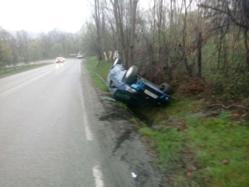 Jordanów. Dachowanie pojazdu na serpentynach