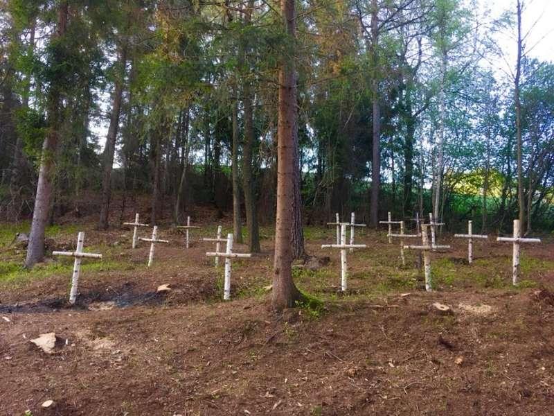 Brzozowe krzyże przypominają o zmarłych mieszkańcach