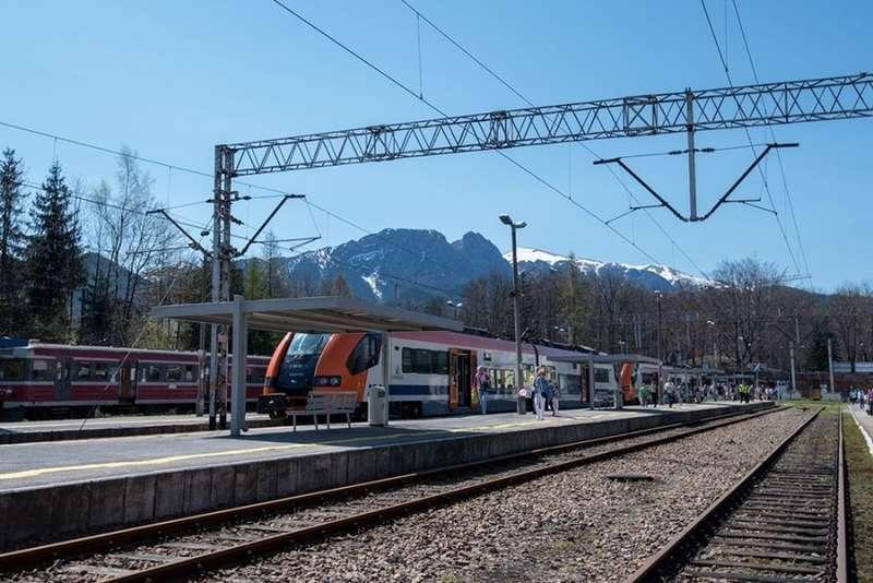 Do Rabki i Zakopanego regionalną kolejką?