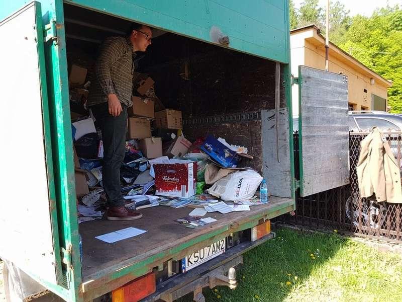 Przynieśli papiery, wynieśli drzewka