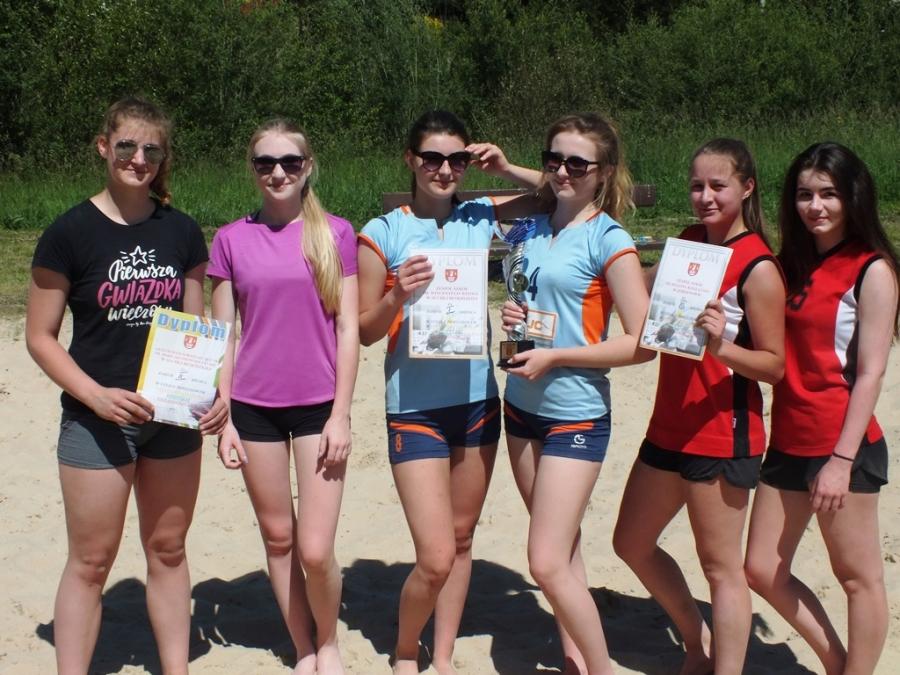 Dziewczyny z Witosa i chłopcy z LO najlepsi w powiatową siatkówkę plażową