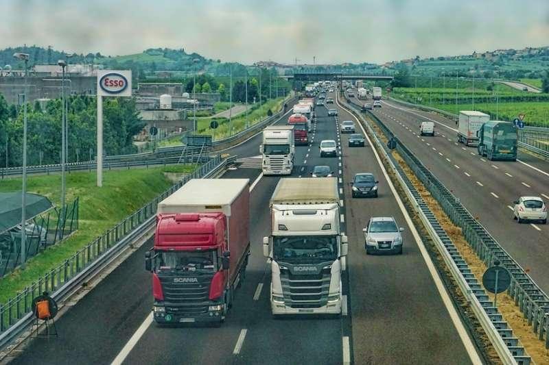 Leasing ciągników siodłowych i naczep - dlaczego warto?