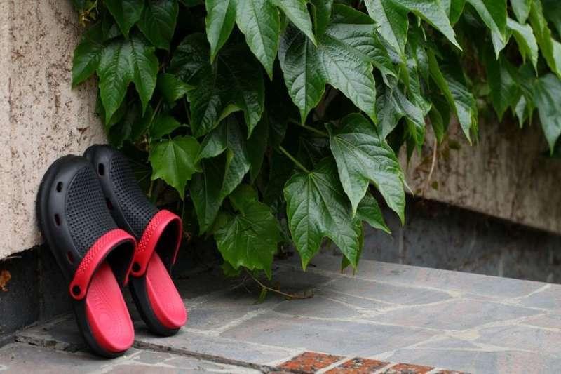 Jak nosić sandały crocs?