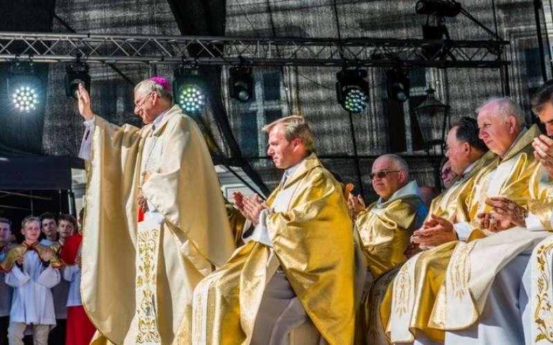 Letnie transfery w lokalnym kościele, arcybiskup krakowski podpisał nominacje. Są niespodzianki