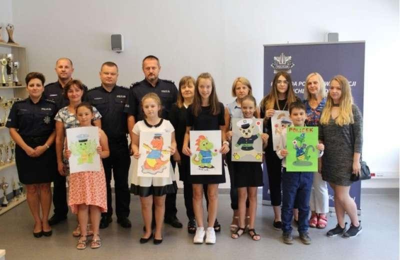 Policjanci nagrodzili autorów projektów maskotki