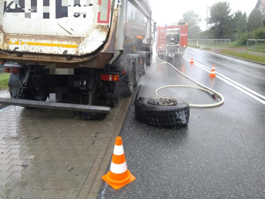 Osielec. Płonąca opona w tirze