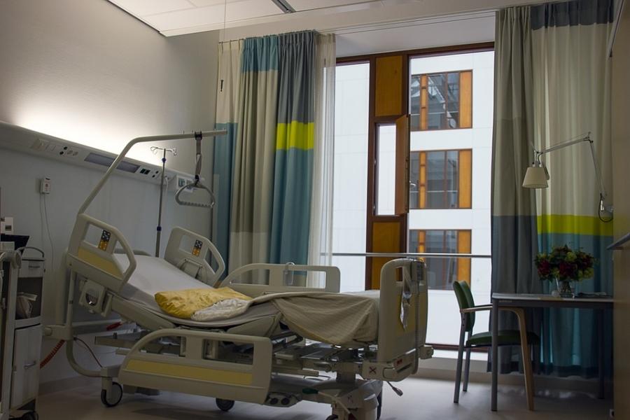 Elektryczne łóżko rehabilitacyjne – dobry wybór dla obłożnie chorych