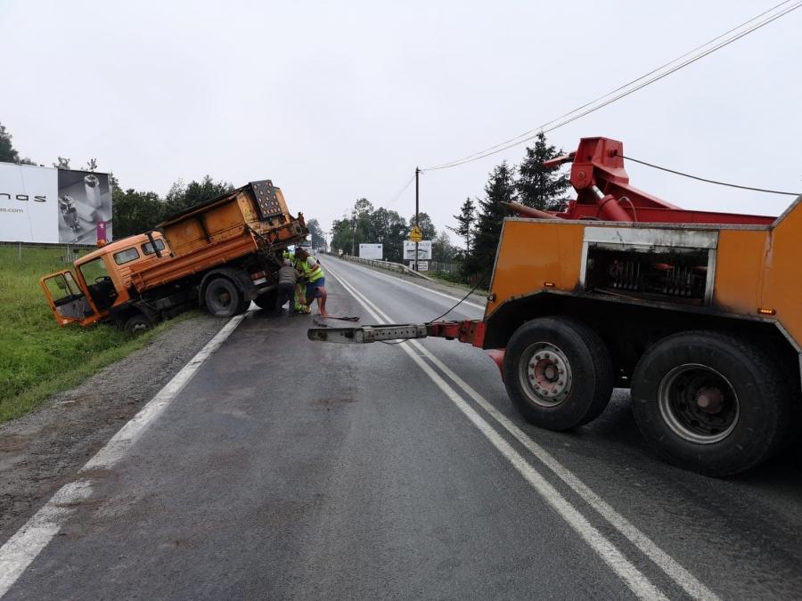 Auto w rowie, wahadło na „zakopiance”