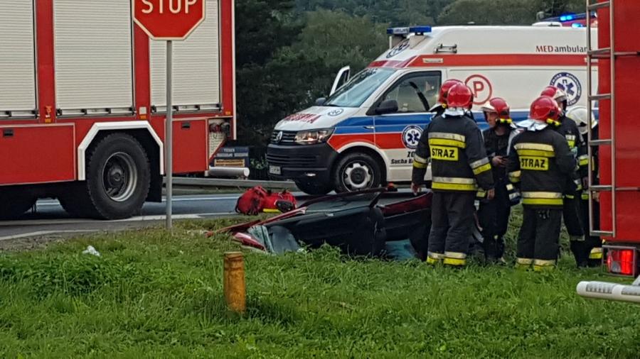Mitsubishi uderzyło w betonowy przepust, jedna osoba nie żyje