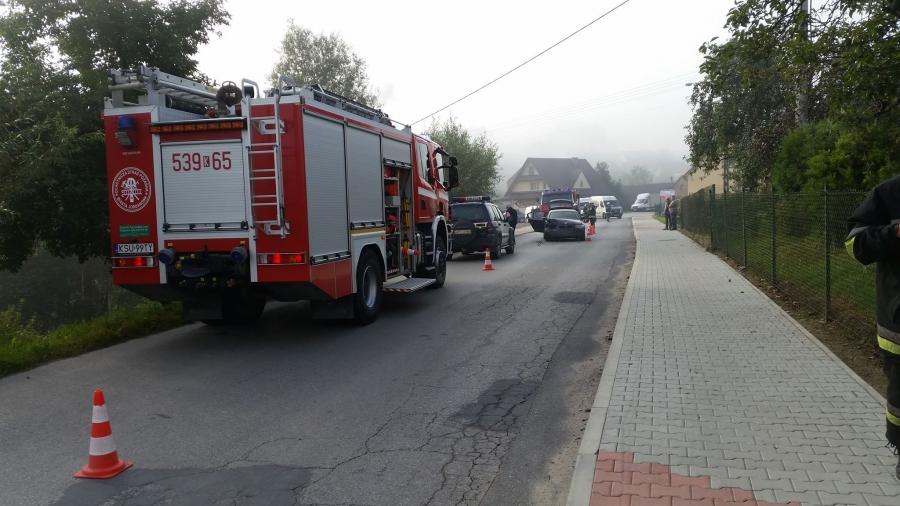 Zderzenie osobówek, auto wypadło z drogi