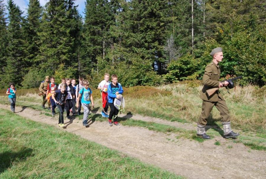 Zdobywali góry z „kolegami” w mundurach