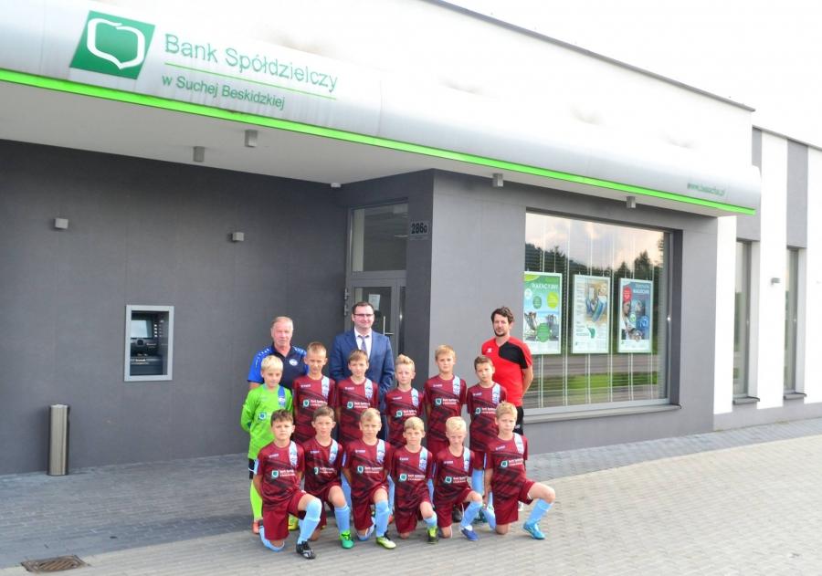 Bank Spółdzielczy w Suchej Beskidzkiej fundatorem strojów piłkarzy z LKS 