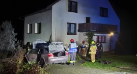 Pożar samochodu w Krzeszowie: Audi A4 w płomieniach, budynek obok nadpalony