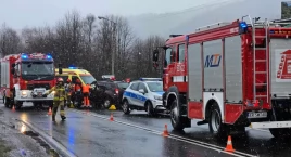 Wypadek na obwodnicy Suchej Beskidzkiej. Pasażerka zakleszczona w pojeździe (Aktualizacja)