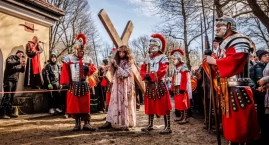 Wielkopiątkowe Misterium w Kalwarii Zebrzydowskiej przyciągnęło tysiące wiernych (zdjęcia)