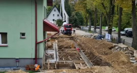Bystra-Sidzina: Trwa rozbudowa Urzęu Gminy i budowa ważnego chodnika 