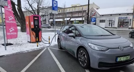 Otwarto pierwszą w powiecie suskim publiczną stację ładowania samochodów elektrycznych (wideo)