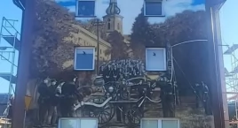 Historia straży i orkiestry na ścianie remizy 