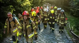 998 strażaków zdobywa Babią Górę – w szczytnym celu i pełnym umundurowaniu
