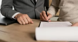 Umowa rezerwacyjna i przedwstępna przy zakupie mieszkania: gdzie ludzie tracą zadatek?