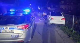 Pijany kierowca uderzył w zaparkowany samochód i ogr&hellip;