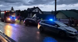 Samochód w rowie w Budzowie. Pojazd wystaje na jezdn&hellip;