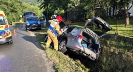 Samochód wpadł do przydrożnego przepustu