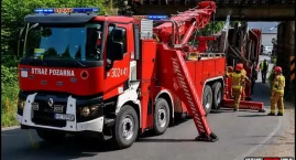 Ciężarówka uszkodziła wiadukt kolejowy. Wstrzymano r&hellip;