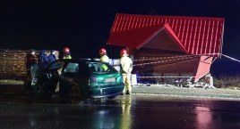 To się mogło skończyć tragedią. Wpadł audi w wiatę przystankową