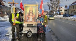 Chcą, by Chrystus został królem Polski. Z modlitwą na ustach idą przez Polskę. Wkrótce dotrą do powiatu suskiego 