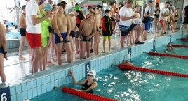 Szkolne rekordowe pływanie w suskiej pływalni