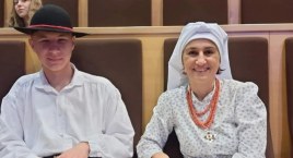 Pogadał o zabawach dziadków i urzekł jurorów oraz publiczność 