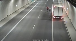 Tego się nie spodziewano! Zamiast jechać robią sobie... selfie w tunelu 