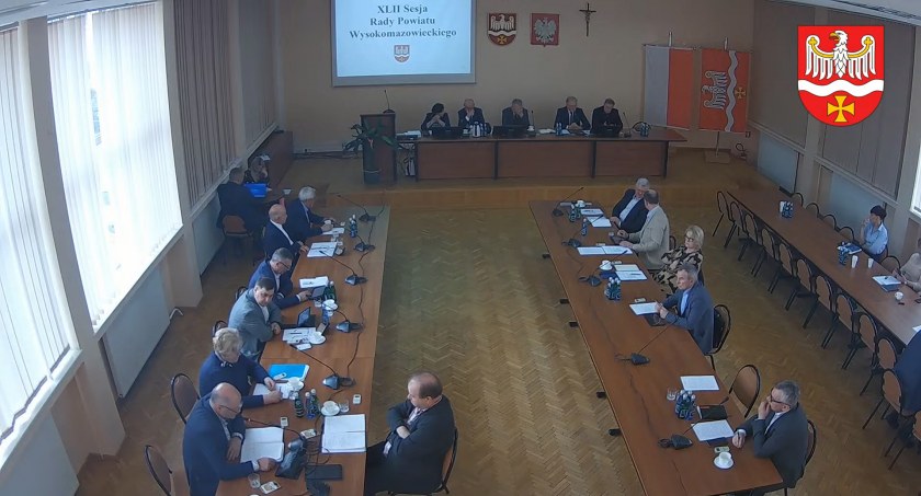 Radny krytykuje rząd podczas sesji Rady Powiatu. Starosta: tutaj zajmujemy się samorządem