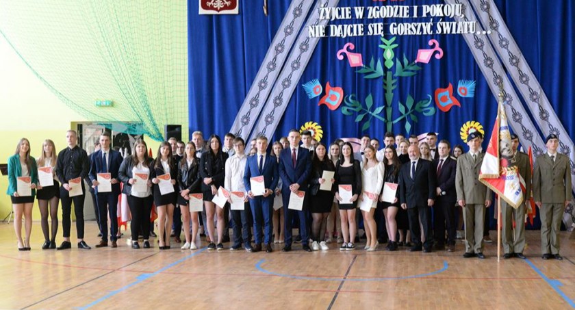 Absolwenci ZSOiZ w Ciechanowcu odebrali świadectwa dojrzałości [foto]
