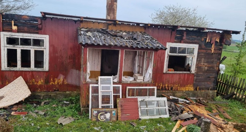 Pożar domu w miejscowości Wnory-Wypychy. Z ogniem walczyło pięć zastępów straży [foto]