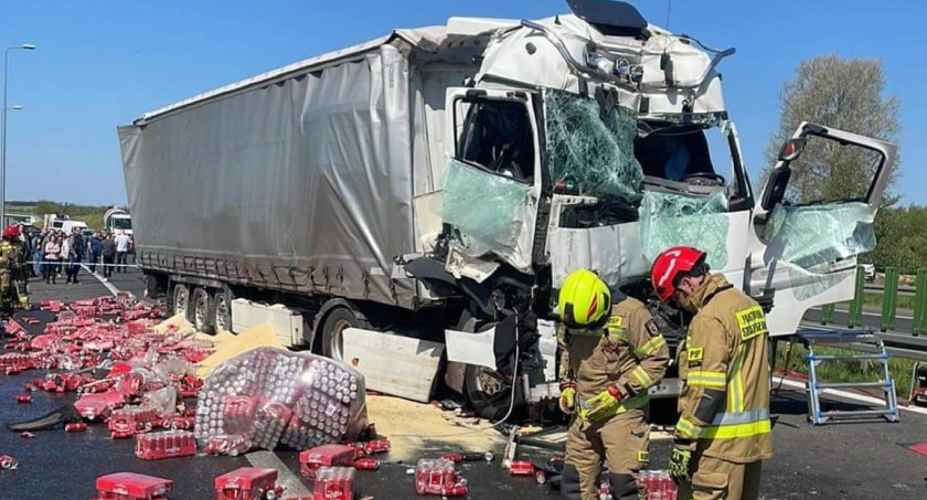 Kompletnie pijany wjechał w tył ciężarówki na S8. Droga zablokowana [foto]