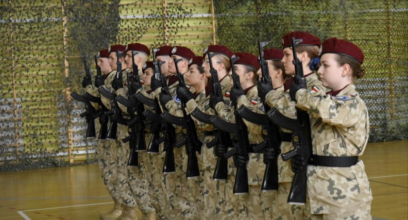 Młodzież z ZSOiZ w Ciechanowcu zdominowała podium VIII Wojewódzkiego Przeglądu Musztry klas mundurowych [foto]