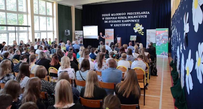 Ponad 200 uczniów odwiedziło ZSR w Krzyżewie podczas Dnia Otwartego i Dnia Młodego Pszczelarza [foto]