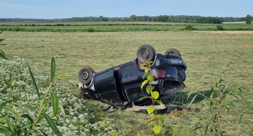 Dachowanie w Pszczółczynie. Jedna osoba trafiła do szpitala [FOTO+aktualizacja]