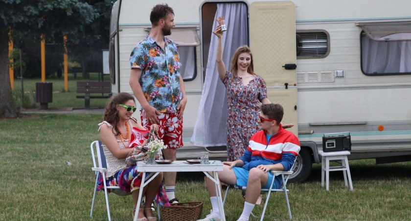 Klimat polskiego morza w Wysokiem Mazowieckiem. Teatr Bazar wystąpił z humorystycznym przedstawieniem [foto]