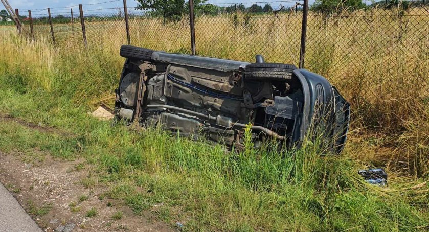 Co tu się stało? Auto na boku w Czyżewie [FOTO]