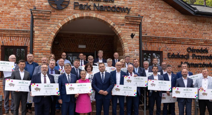 Samorządy odebrały symboliczne czeki w ramach Funduszu Wsparcia Gmin i Powiatów [foto]