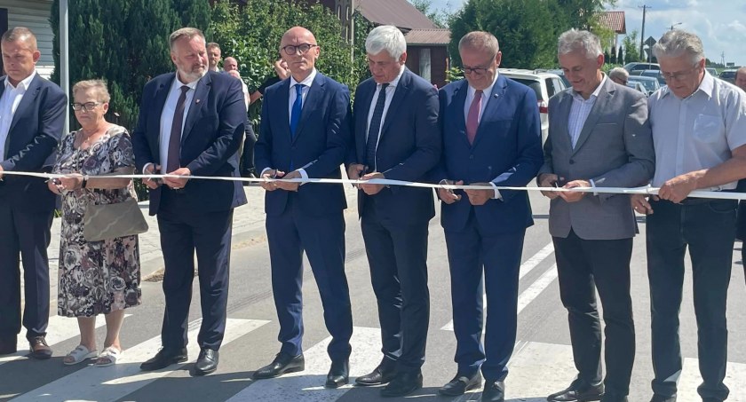Droga powiatowa otwarta po przebudowie. Prace kosztowały ponad 10 mln złotych [foto]