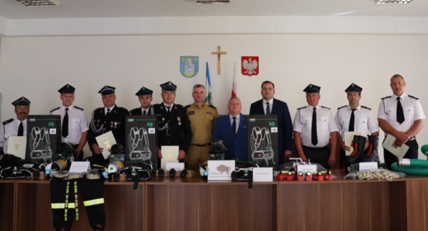 Strażacy OSP z gminy Wysokie Mazowieckie otrzymali nowy sprzęt [foto]