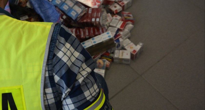 Nielegalny handel papierosami. Policja zabezpieczyła blisko 900 paczek bez znaków skarbowych akcyzy