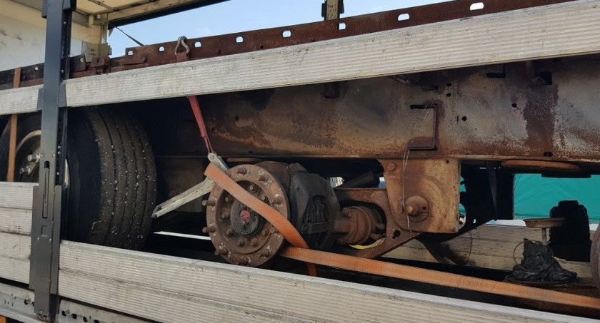 Odpady bez zgłoszenia. Funkcjonariusze KAS zatrzymali nielegalny transport na S8